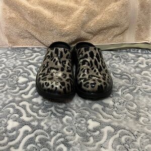 Oofos clogs limited edition cheetah. Size 7 wide